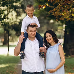 husband-with-pregnant-wife-their-son-park